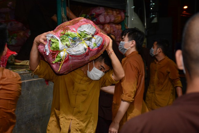 Continuing to support people in need in the Covid-19 pandemic of Hoang Phap Pagoda (series 4)